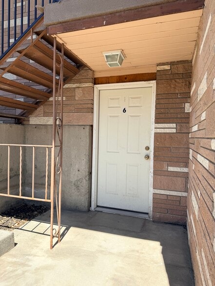 Building Photo - 539 W Crest Dr