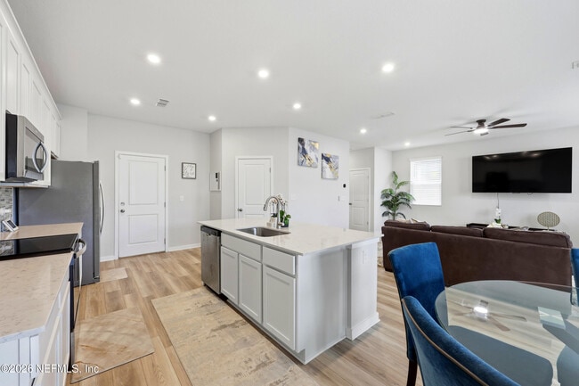 Building Photo - 14742 Cashew Ave