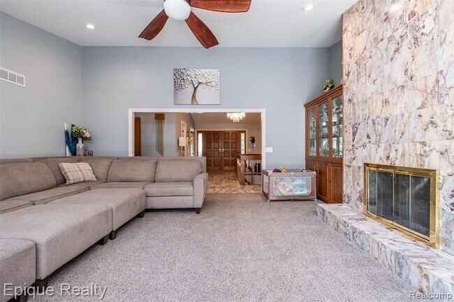 Building Photo - 135 W Hickory Grove Rd