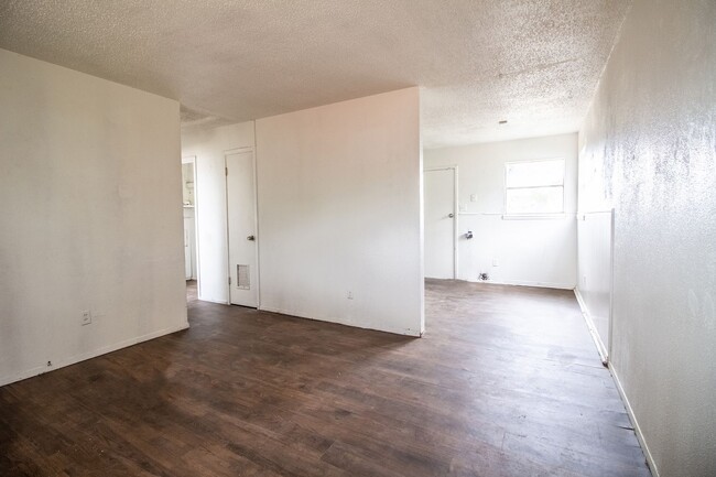 Building Photo - Updated 3 bedroom 1 bath single family hom...