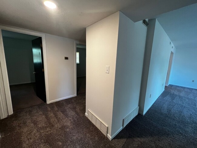 Building Photo - 3 Bedroom/1.5 bathroom Duplex