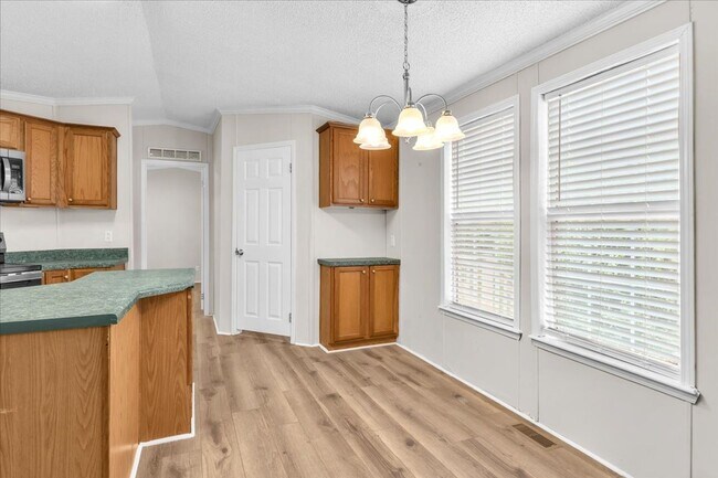 Building Photo - 2 Bedroom 2 Bathroom Home