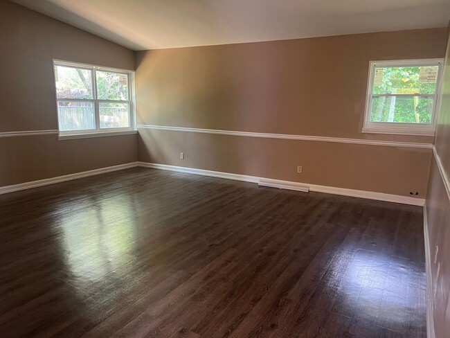 Building Photo - Nice home move in ready!