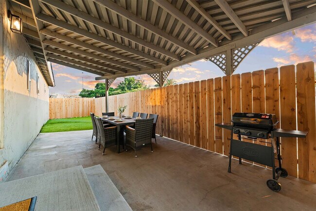 Building Photo - 606 S Sunshine Ave