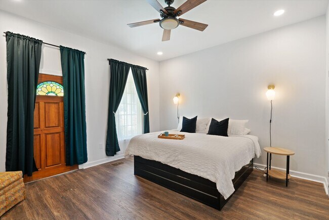 Building Photo - Recently updated and fully furnished Midto...