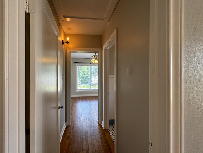 Building Photo - 403 E 6th St