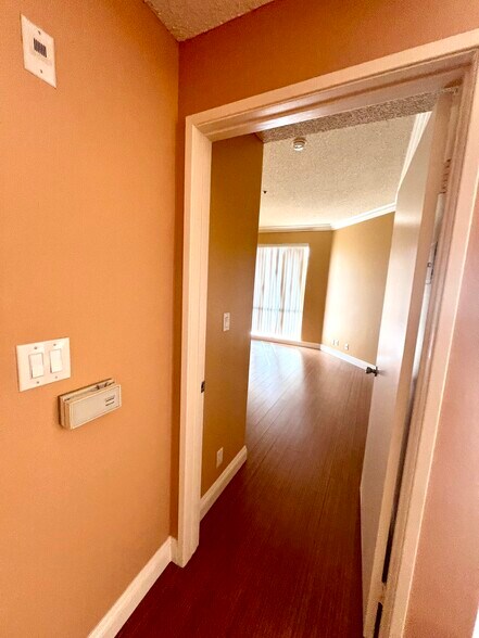 Building Photo - 533 S St Andrews Pl