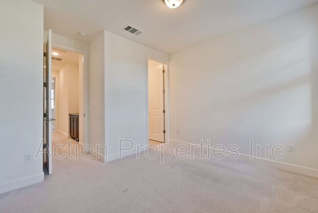 Building Photo - 605 Cinnamon Cir.