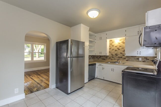 Building Photo - Adorable 2 Bedroom 1 Bath Home