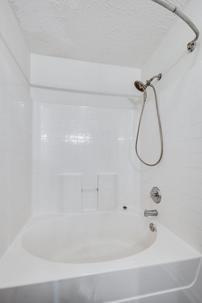 Building Photo - Renovated Townhome in Convenient Nashville...
