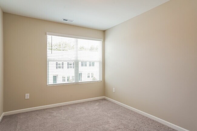 Building Photo - 547 Landing View Dr