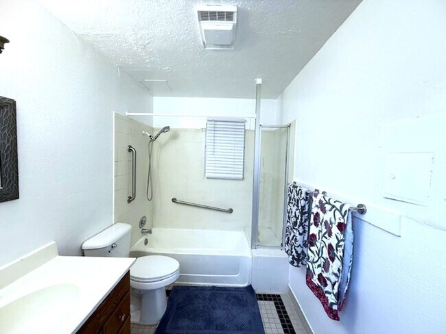 Building Photo - 1800