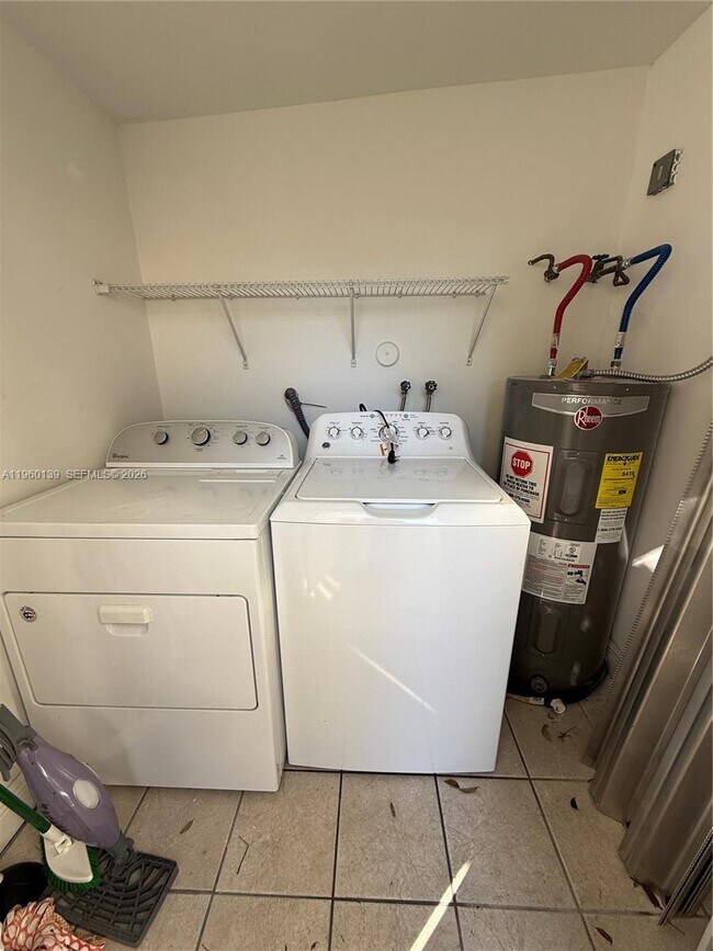 Building Photo - 1364 Cottonwood Cir