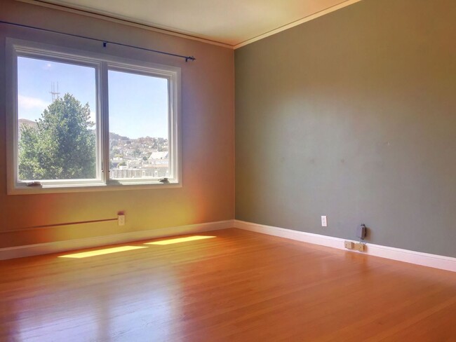 Building Photo - 2 Bed, 1.5 Bath, 2 Car Parking - Top Floor...