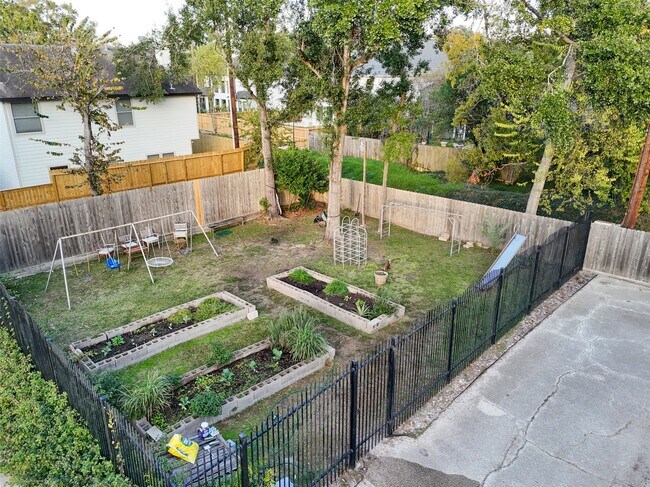 Building Photo - 9654 Westview Dr