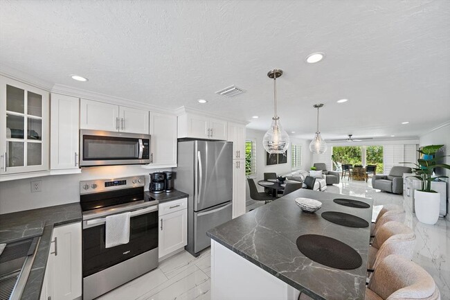 Building Photo - 706 Spanish Dr S