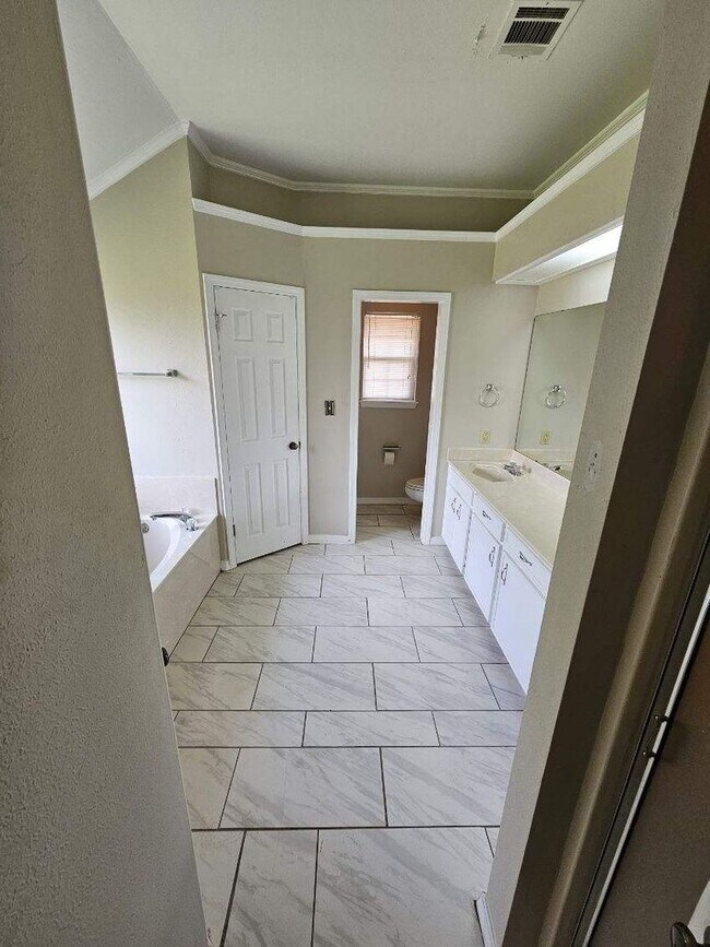 Building Photo - 5901 Pampus Ln