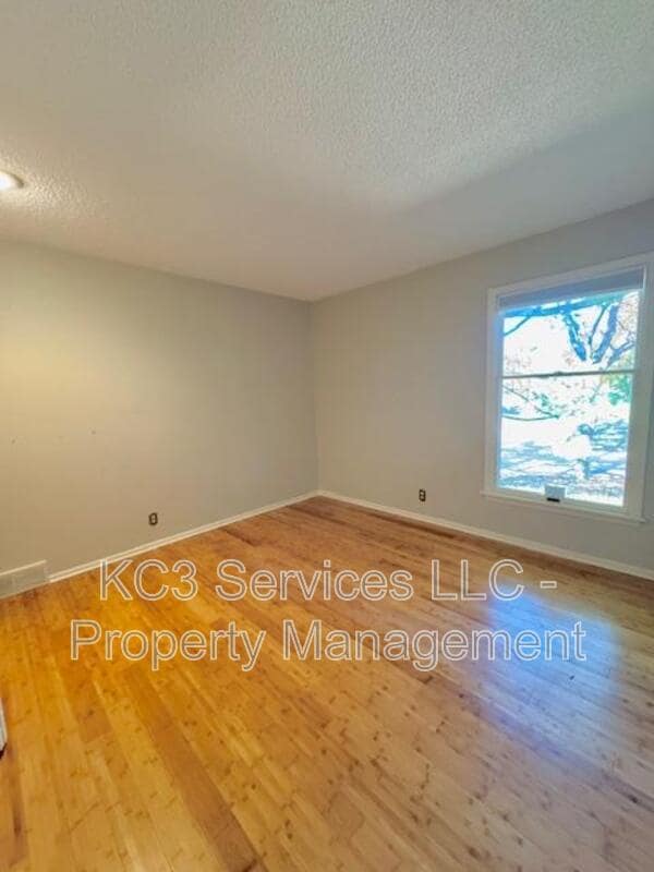 Building Photo - 615 E 101st Ter