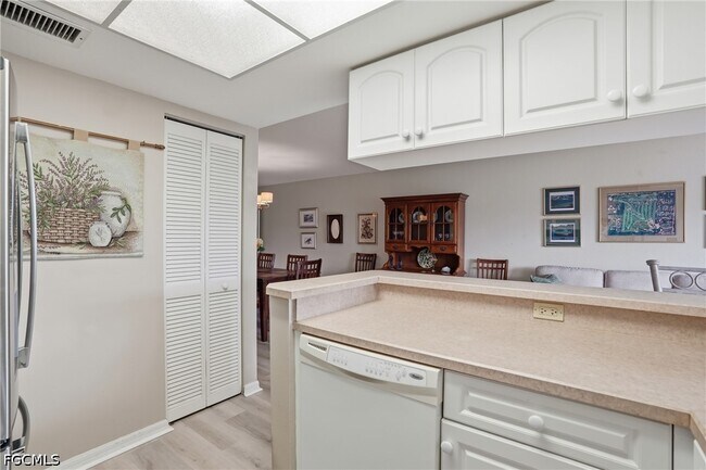 Building Photo - 5905 Trailwinds Dr