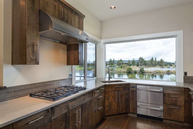 Building Photo - Deschutes Landing Riverfront - 3bdrm 3.5ba...