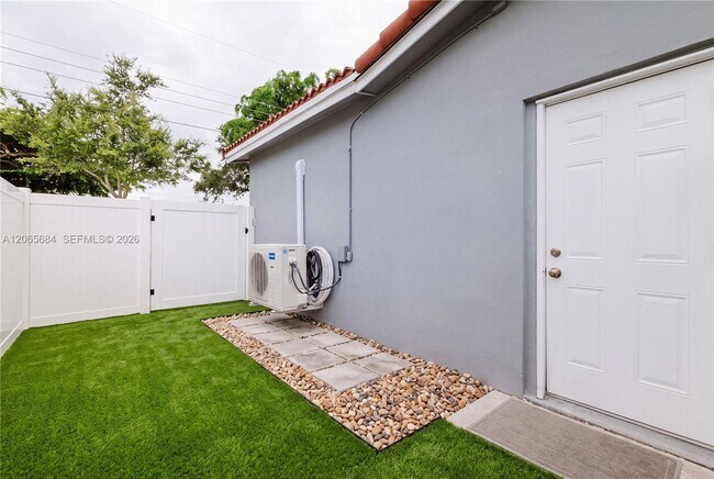 Building Photo - 5261 SW 89th Ave