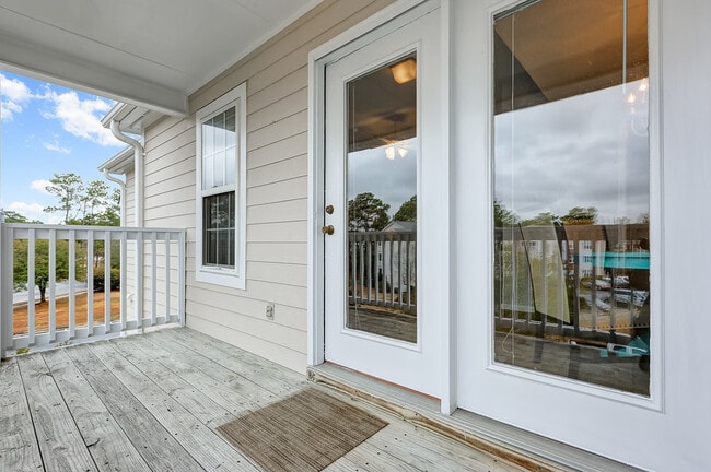 Building Photo - Cape Cottages Modern top floor unit with s...