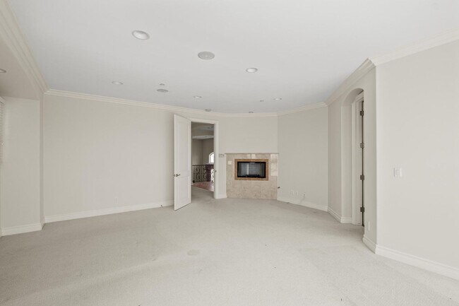 Building Photo - Stunning 4 bed, 4.5 bath home located on a quiet and highly desirable street in Redondo Beach