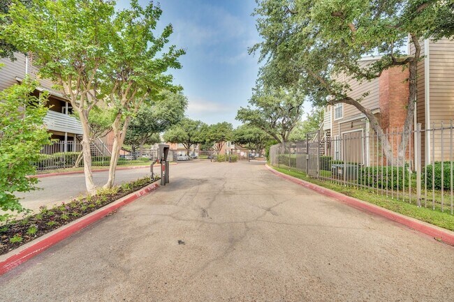 Building Photo - 3607L W Northgate Dr