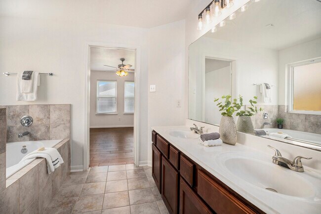 Building Photo - 1195 Quarterhorse Dr