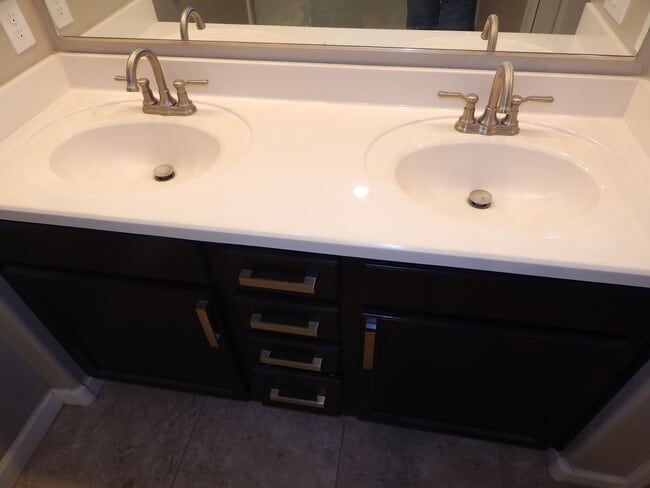 Building Photo - 3 bedrooms over 2200 Square Feet - Single Story-Marana