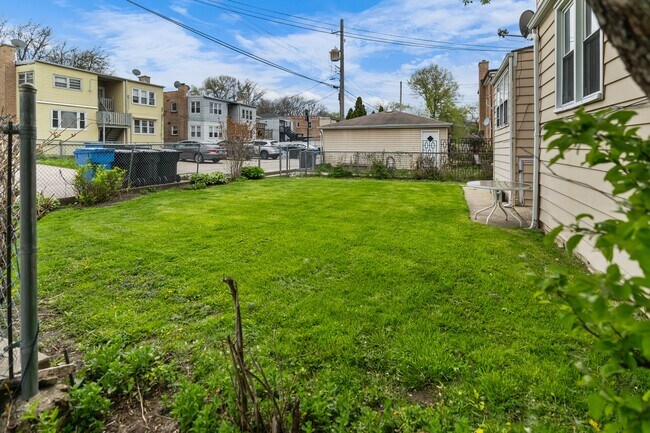 Building Photo - 2823 W Balmoral Ave