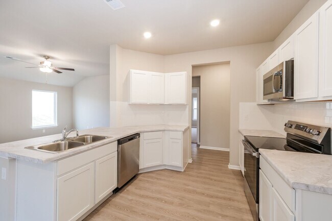 Building Photo - Beautiful, bright and brand new!!! 3 Bed / 2 Bath in Spring Hill, KS - FEB MOVE-IN SPECIAL