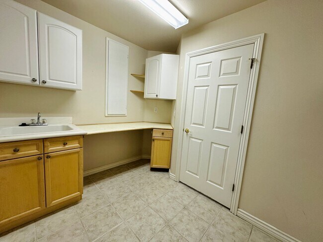 Building Photo - GORGEOUS 2 STORY HOME WITH A GRAND ENTRY &...