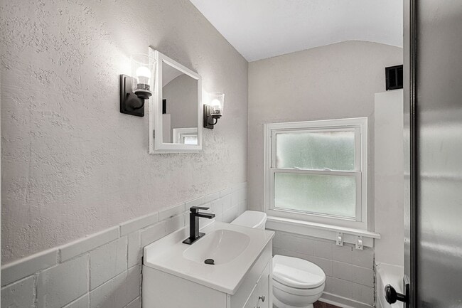Building Photo - SCORE 50% OFF 1ST MONTH'S RENT IF SIGNED BY MAY 22! Stunning 2 bedroom home in Penn Avenue availa...