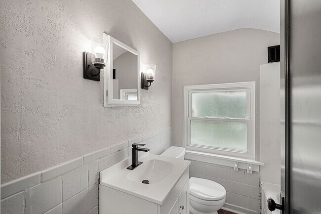 Building Photo - Stunning 2 bedroom home in Penn Avenue available June 1!
