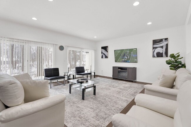 Building Photo - 3BD ROOM RANCH - PRIVATE LOT - FURNISHED -...