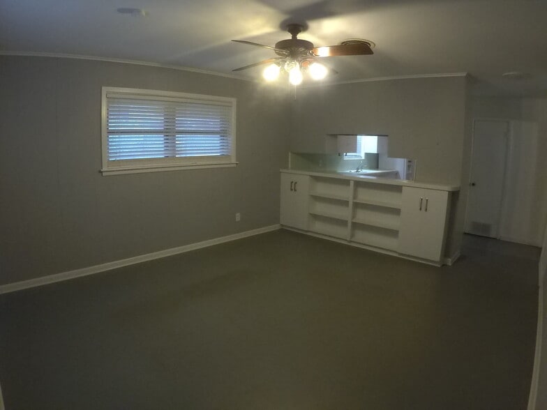 Living room - 106 Springwood Ln