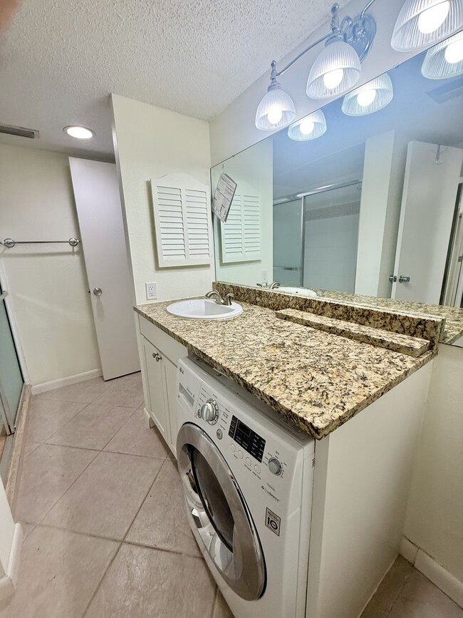 Building Photo - 2 bed 1 bath condo close to Siesta Key