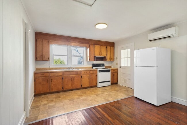 Building Photo - 537 Huston St
