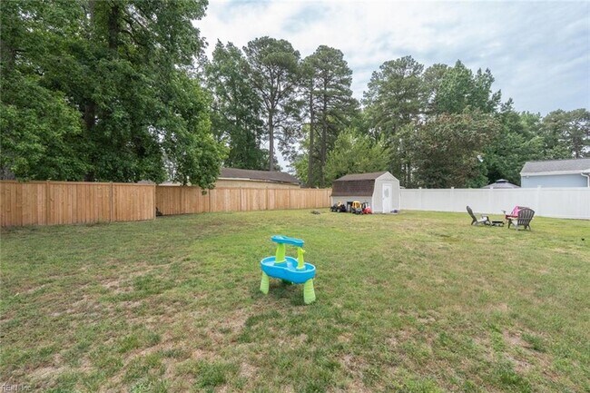 Building Photo - 1217 Lakeview Dr