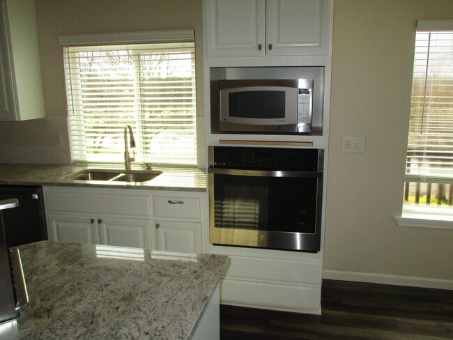 Building Photo - Becker-330/332