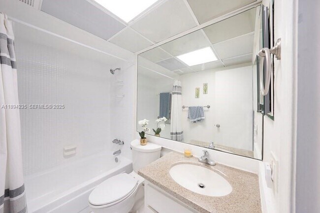 Building Photo - 3000 Riomar St