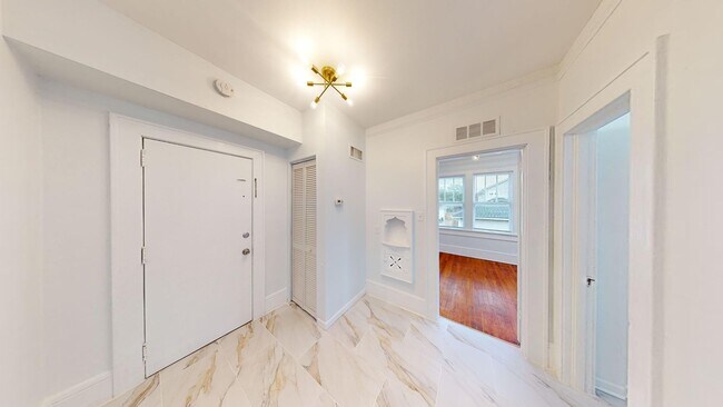 Building Photo - Remodeled Unit in RIVERSIDE! ONE MONTH FREE!