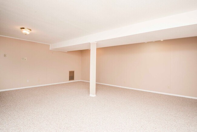 Building Photo - Halls 37938 - 4 bedroom, bath home with 4 garage spaces - Call Susan Niedergeses 865-300-4722