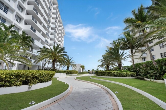 Building Photo - 100 Lincoln Rd