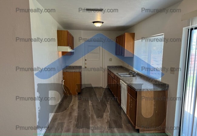 Building Photo - AVAILABLE NOW!!! Charming 3 Bed 1.5 Bath i...