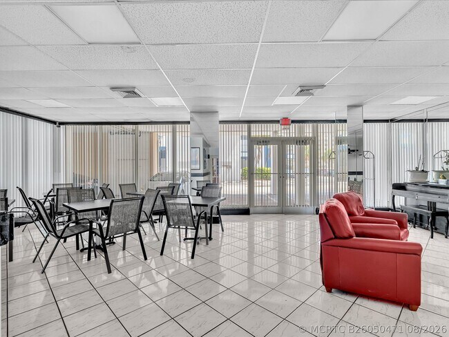 Building Photo - 1410 S Ocean Dr