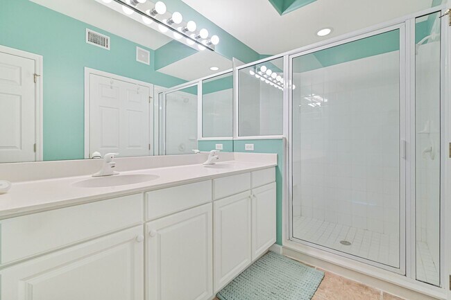 Building Photo - ***FULLY FURNISHED - 2/2 condo with LAKE V...