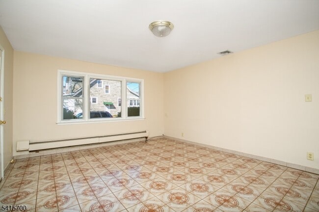 Building Photo - 27 Ashwood Ave