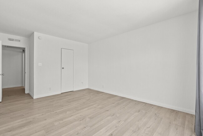 Building Photo - 21000 Parthenia St